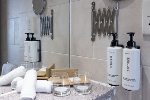 Suite, 1 Bedroom (Liver Building View) | Bathroom | Combined shower/tub, free toiletries, hair dryer, bathrobes
