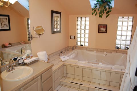 Superior Suite, Private Bathroom (Honeymoon - Pets Allowed) | Bathroom