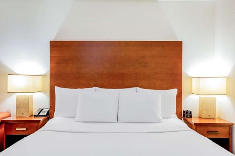 Premium bedding, in-room safe, desk, laptop workspace