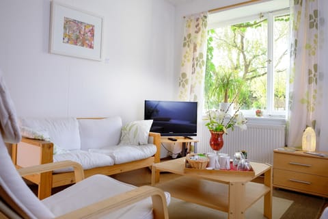 Family Room, Ensuite | Hypo-allergenic bedding, down comforters, minibar