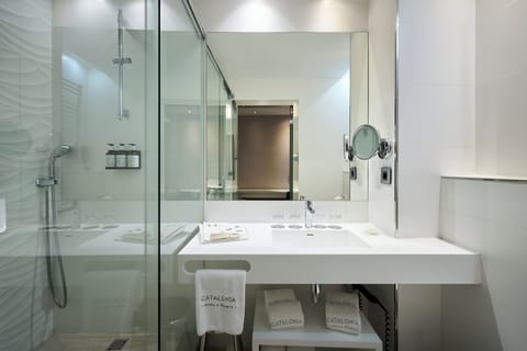 Quadruple Room | Bathroom | Eco-friendly toiletries, hair dryer, towels, soap