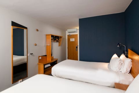 Standard Room, 2 Twin Beds (with Free Hot Breakfast) | Desk, laptop workspace, iron/ironing board, free WiFi