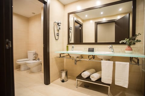 Junior Suite | Bathroom | Hair dryer, towels, soap, shampoo