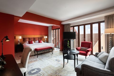 Junior Suite, 1 King Bed with Sofa bed, Courtyard View | Premium bedding, minibar, in-room safe, desk