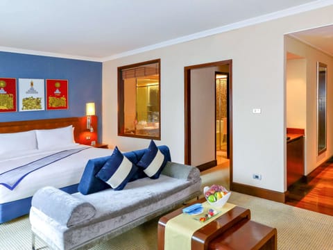 Junior Suite, 1 Double Bed | Minibar, in-room safe, desk, laptop workspace