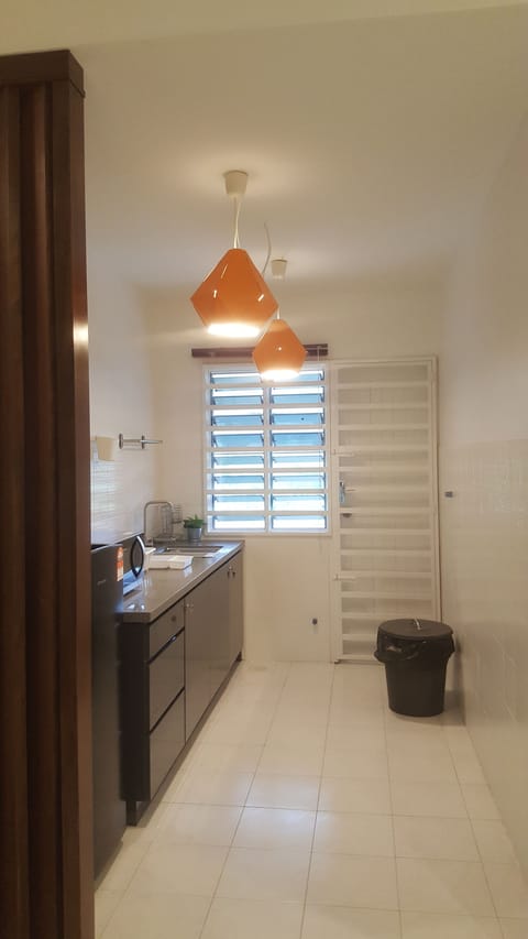 Exclusive Apartment, 3 Bedrooms, Refrigerator & Microwave, Hill View | Private kitchenette