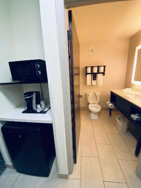 Combined shower/tub, free toiletries, hair dryer, towels