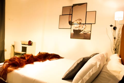 Premium bedding, down comforters, in-room safe, desk