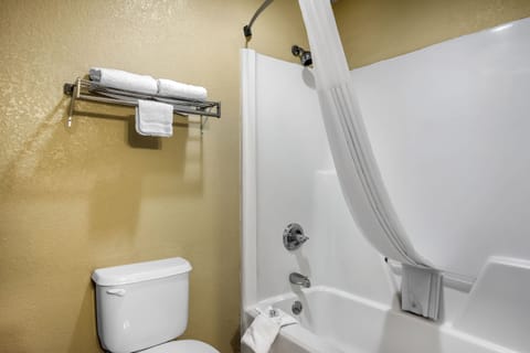 Combined shower/tub, free toiletries, hair dryer, towels