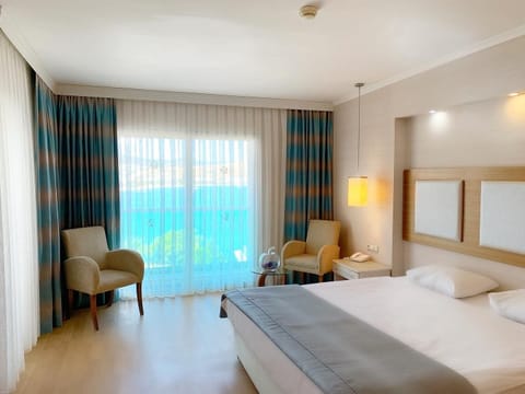 Standard Room, Sea View | Free minibar, in-room safe, free cribs/infant beds, free WiFi