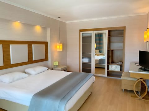 Standard Room | Free minibar, in-room safe, free cribs/infant beds, free WiFi