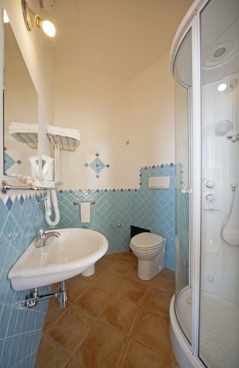 Junior Suite | Bathroom | Hair dryer, bidet, soap, toilet paper