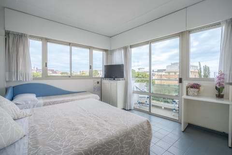 Standard Triple Room | Minibar, in-room safe, individually decorated, individually furnished