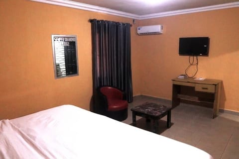 Cribs/infant beds, rollaway beds, free WiFi