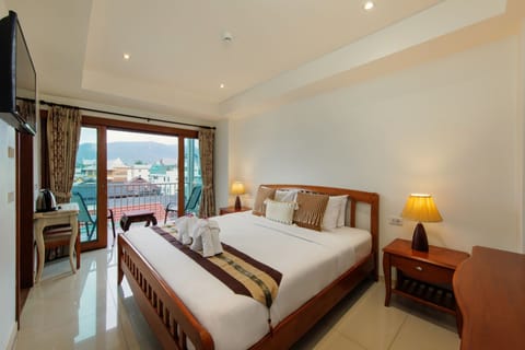 Signature Room, 1 King Bed, Balcony | Minibar, blackout drapes, free cribs/infant beds, free WiFi