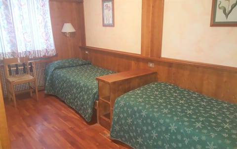 Twin Room, 2 Twin Beds | Desk, cribs/infant beds, free WiFi, bed sheets