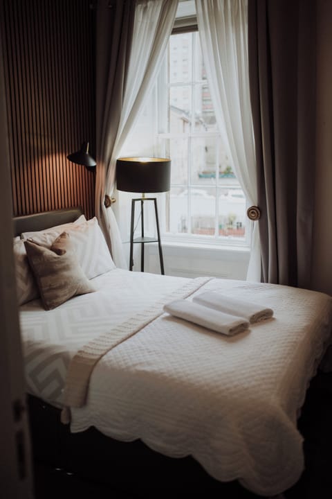 Standard Double Room, Ensuite | Iron/ironing board, free cribs/infant beds, free WiFi, bed sheets