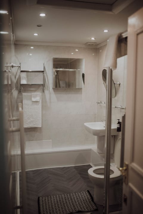 Basic Double Room, Private Bathroom | Bathroom | Shower, towels