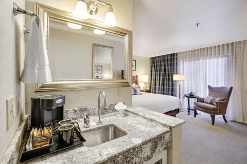 Premium Room, 1 King Bed | Premium bedding, pillowtop beds, in-room safe, desk