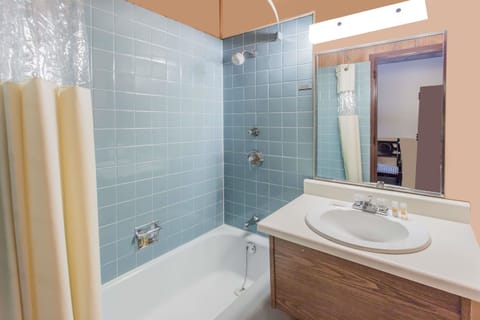 Combined shower/tub, hair dryer, towels