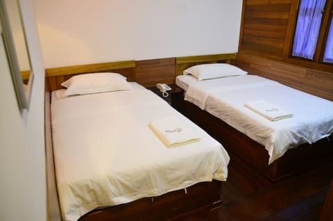 Standard Twin Room | Iron/ironing board, free WiFi