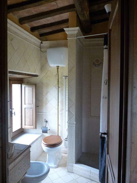 Shower, rainfall showerhead, free toiletries, hair dryer