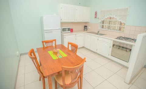 Superior Apartment, 2 Bedrooms | Private kitchenette | Fridge, microwave, oven, stovetop