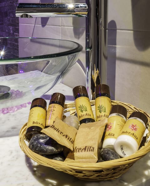 Shower, rainfall showerhead, free toiletries, hair dryer