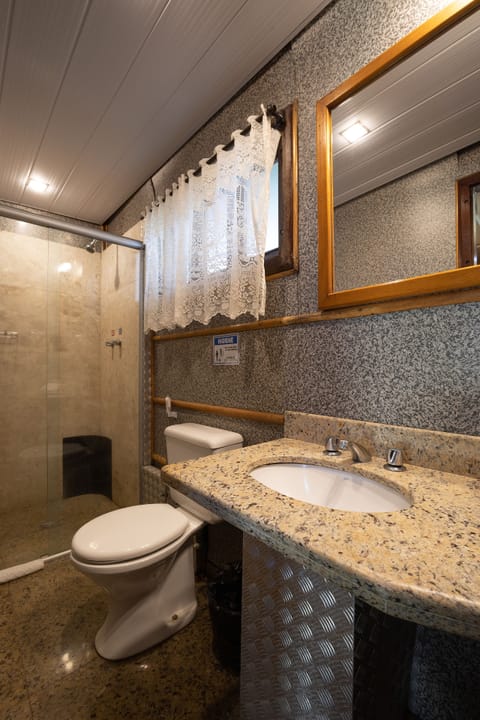 Chalet | Bathroom | Free toiletries, hair dryer, bidet, towels