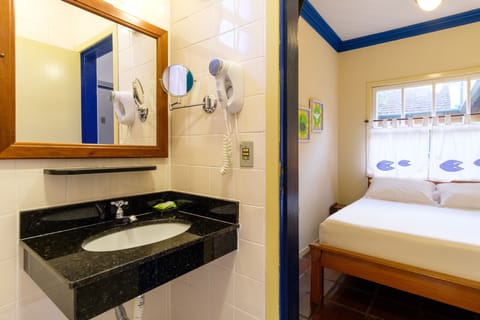 Quarto Solteiro | Bathroom | Shower, hair dryer, towels