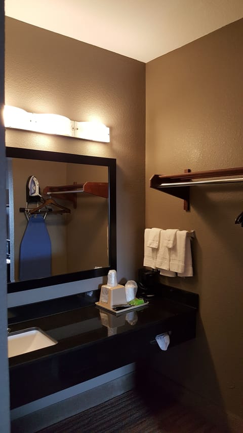 Standard Room, 1 King Bed, Non Smoking | Bathroom | Shower, hair dryer, towels