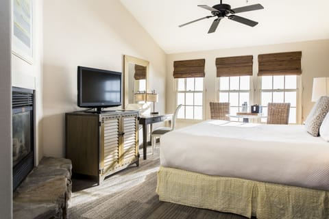 Deluxe Room, 1 King Bed | Room amenity