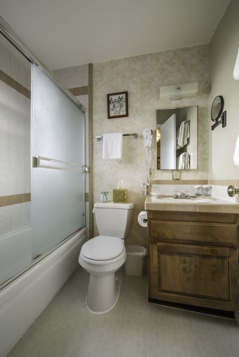 Superior Suite, 2 Bedrooms | Bathroom | Combined shower/tub, free toiletries, hair dryer, towels