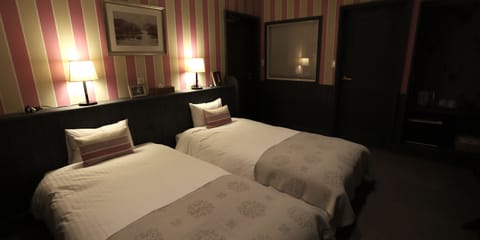 Superior Twin Room, Ensuite,  Mountain view | Desk, free WiFi, bed sheets