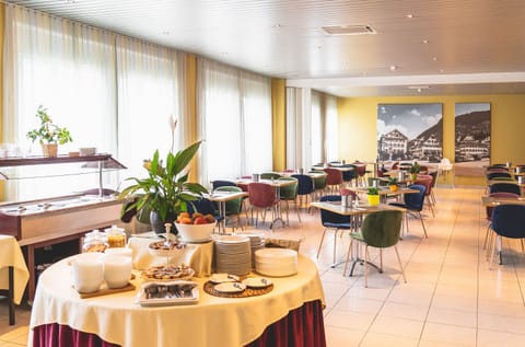 Daily continental breakfast (CHF 15 per person)