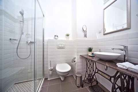 Standard Double Room | Bathroom | Free toiletries, hair dryer, towels