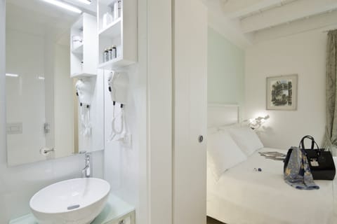 Classic Triple Room | Bathroom | Shower, free toiletries, hair dryer, towels