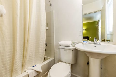 Combined shower/tub, towels, toilet paper