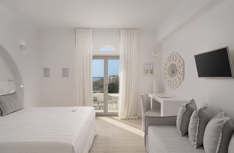 Junior Suite, Sea View | Egyptian cotton sheets, premium bedding, pillowtop beds, minibar