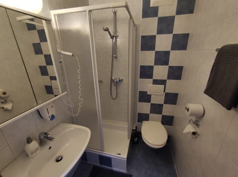 Standard Double Room, Lake View | Bathroom | Free toiletries, hair dryer, towels