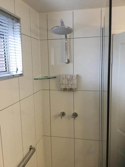 Combined shower/tub, towels