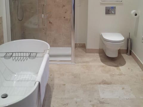 Superior Double Room, Ensuite, Garden View (Shower & Bath-Davies) | Bathroom | Free toiletries, towels