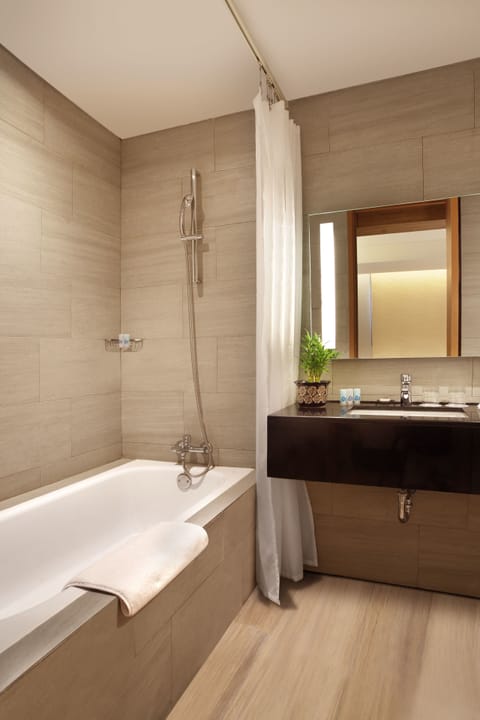 Suite | Bathroom | Shower, free toiletries, slippers, towels