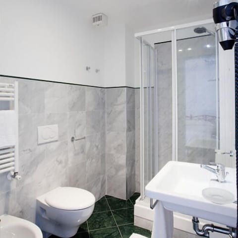 Superior Double Room (Cavettu) | Bathroom | Shower, free toiletries, hair dryer, slippers