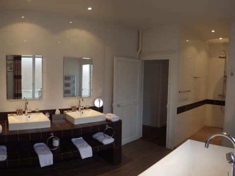 Deluxe Double or Twin Room, Garden View | Bathroom | Free toiletries, hair dryer, bathrobes, towels