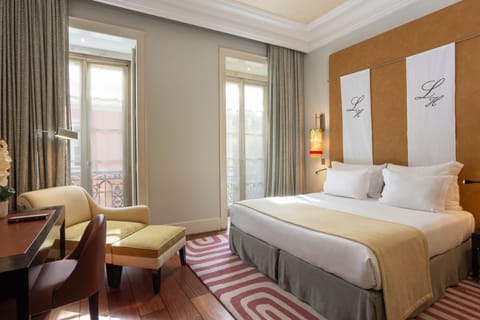 Lisboa Double Room | Hypo-allergenic bedding, minibar, in-room safe, desk