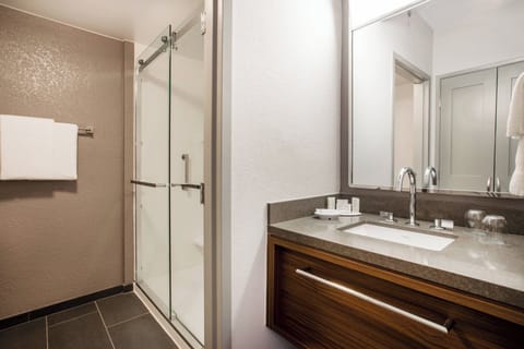 Combined shower/tub, free toiletries, hair dryer