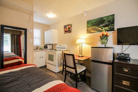 Studio, 1 Queen Bed, Kitchenette | In-room safe, desk, free WiFi, bed sheets