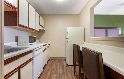 Deluxe Studio, Multiple Beds, Non Smoking | Private kitchen | Fridge, microwave, stovetop, coffee/tea maker