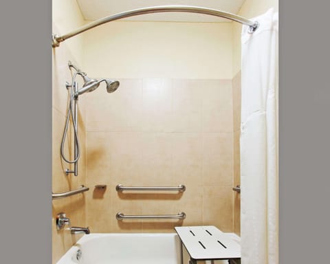 Combined shower/tub, hair dryer, towels